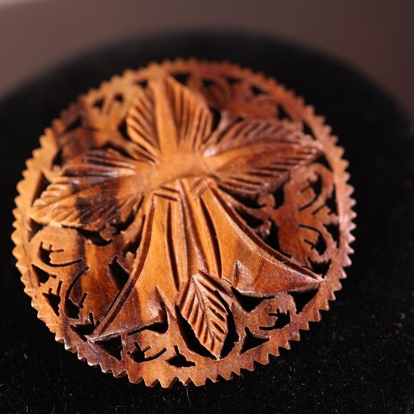 HAND CARVED OLIVE WOOD BROOCH FROM ISRAEL - Picture 3 of 7